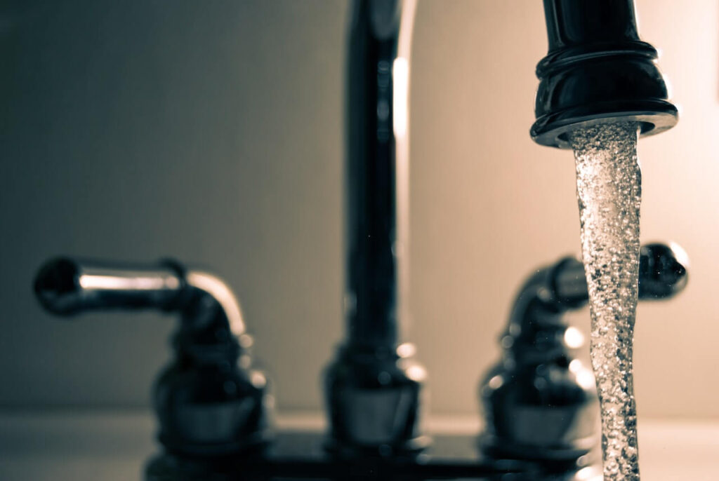 Transformă apa de la robinet într-o sursă de de calitate: Cele mai eficiente 5 metode prin care o poți îmbunătăți