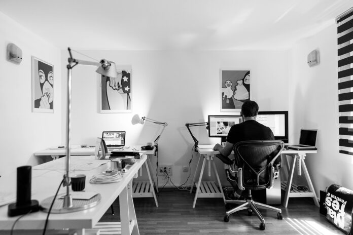 Vezi aici cum îți poți decora biroul pentru a face munca de acasă mai productivă!