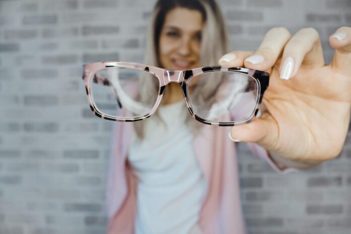 Vederea începe cu îngrijirea: Cum să menții lentilele ochelarilor în stare perfectă