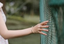 Cum poate plasa de umbrire sa imbunătățească intimitatea într-o curte? Cum poate plasa de umbrire sa imbunătățească intimitatea într-o curte?