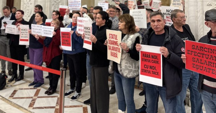 Angajații Parlamentului protestează împotriva tăierilor salariale. Ministrul Dezvoltării îi garantează că nu vor fi impactați.