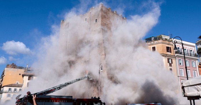 Dezintegrarea parțială a structurii medievale Torre dei Conti din Roma pe durata lucrărilor de renovare: un lucrător internat în spital