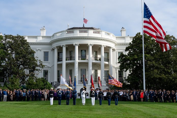 Doi soldați ai Gărzii Naționale împușcați în apropierea Casei Albe au decedat.