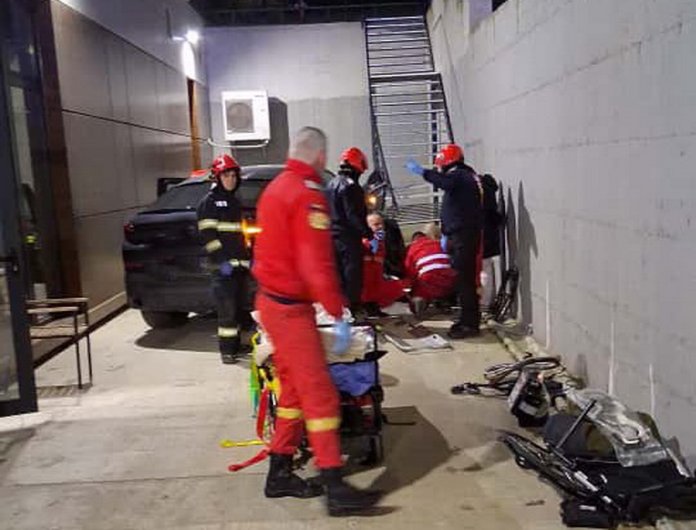 Incident tragic în parcarea centrului medical President din Cordău: doi tineri în scaun cu rotile și o asistentă au fost loviți de un vehicul, un bărbat a murit.