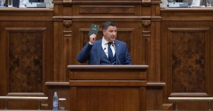 Un senator ales pe listele SOS, acuzat de sustragerea unui rucsac conținând 1.500 de lei și o tabletă