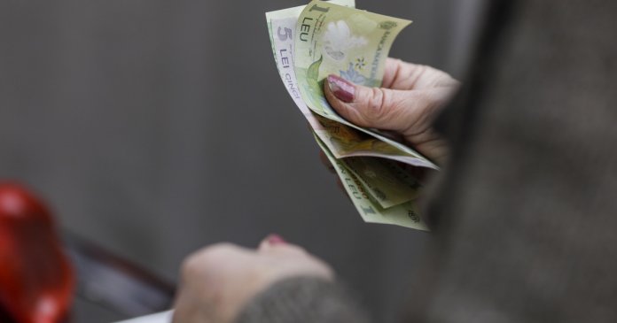 Aproape 883.000 de cetățeni români beneficiază de indemnizația socială destinată pensionarilor