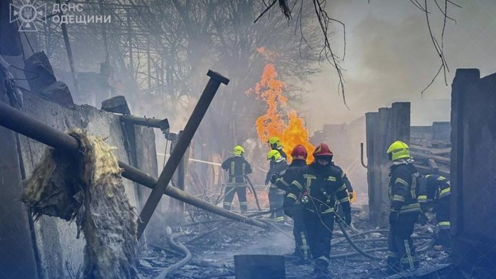 Atac cu rachetă balistică asupra Odessei: flacără în parcarea camioanelor, șapte decedați și 15 răniți.