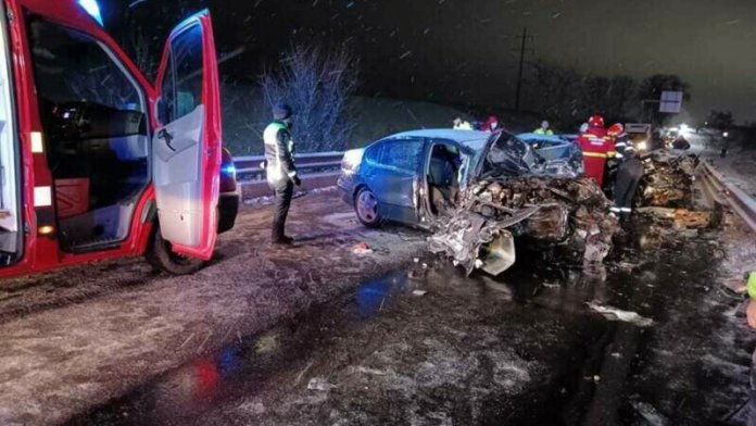 BMW „survolează” un obstacol și se izbește de peretele unei locuințe în Satu Mare: „Te consideri monarhul drumurilor”