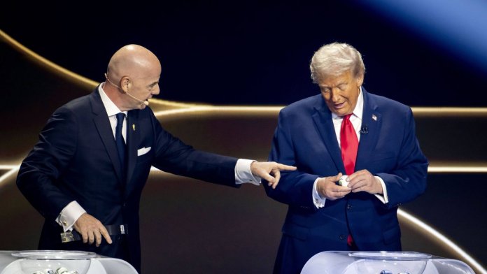 Gianni Infantino și-a agitat telefonul mobil în fața lui Donald Trump la evenimentul FIFA. Ce s-a întâmplat apoi?