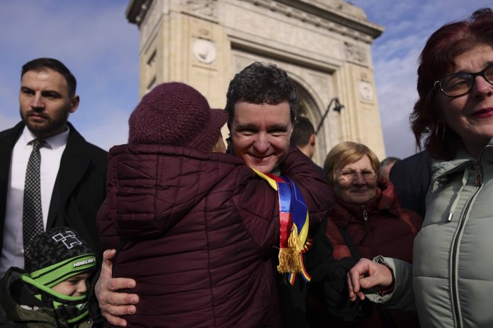 Nicușor Dan, asaltat pe Facebook de mesaje din partea oamenilor care îl roagă să vizioneze documentarul Recorder „Justiție capturată”: „Poate găsiți timp să vedeți situația din România”