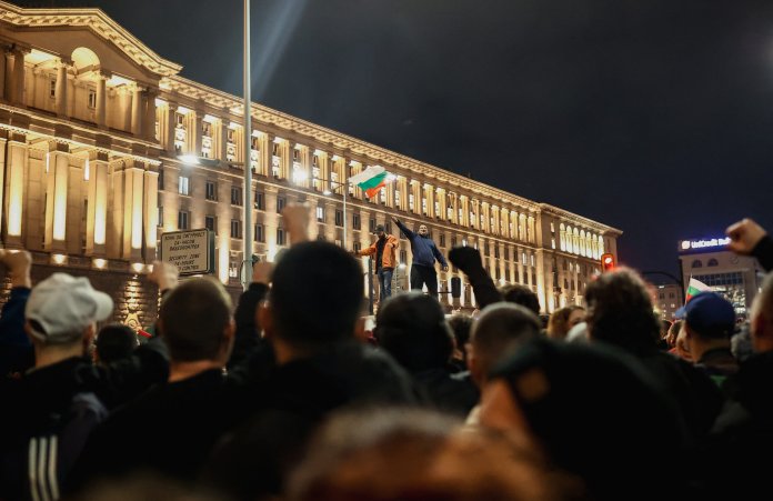 Proteste de amploare în Bulgaria: Sute de mii de oameni au ieșit pe străzi în Sofia și în alte 13 orașe; Președintele Rumen Radev solicită demisia guvernului