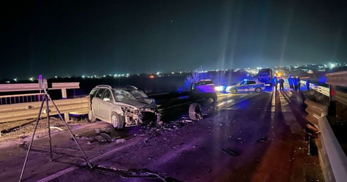 Accident în Galaţi: 8 persoane rănite după ce un conducător auto aflat sub influența alcoolului a pătruns pe contrasens și a intrat în coliziune cu un alt vehicul.