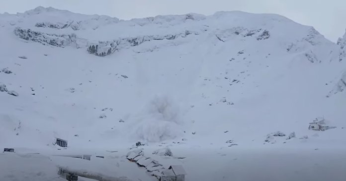 Avalanșă de mari proporții în Munții Făgăraș, generată de doi schiori la Bâlea Lac. Recomandările Salvamont.