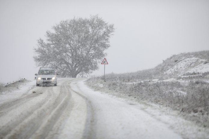 Restricții de trafic pe DN 1. Ninsori și vreme de iarnă în 19 județe