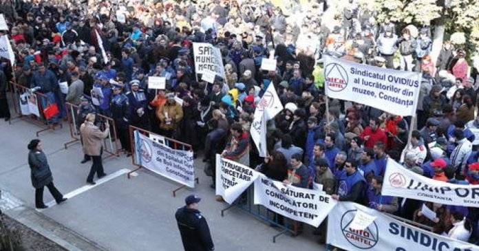 Sindicatele contestă hotărârea Executivului de a opri remunerarea pentru prima zi de concediu medical: O limitare a dreptului la asistență socială