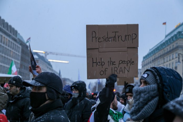 Trump avertizează cu privire la „măsurile dure” care ar putea fi impuse de SUA dacă Iranul va condamna la moarte protestatarii.