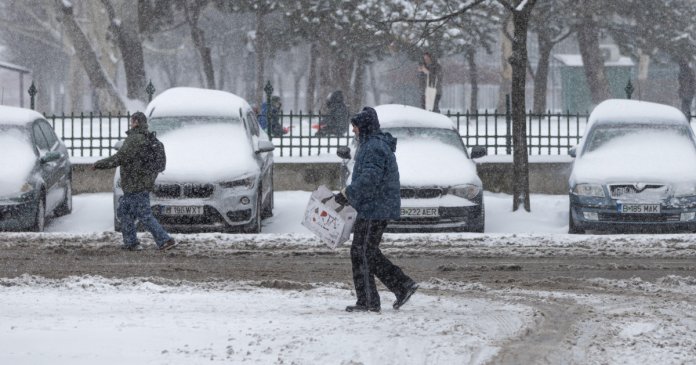 Vreme severă în țară: autoritățile acționează pentru a curăța zăpada și a remedia avariile. Comandamentul de iarnă a fost întrunit la MAI.