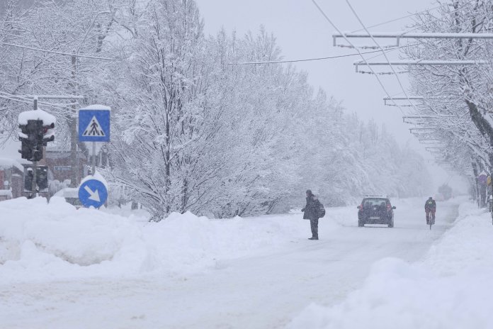Alertă meteorologică: Avertizare cod galben pentru ninsori și vânt puternic în București și 16 județe, transmisă de ANM / Strat proaspăt de zăpadă