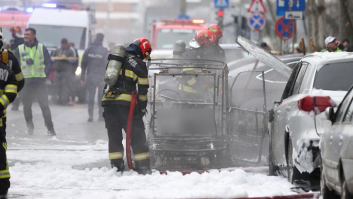 Incendiu catastrofal în Sectorul 6 al Capitalei: multe automobile afectate de foc. Un mort, o persoană rănită. Operațiune de urgență în curs de desfășurare.