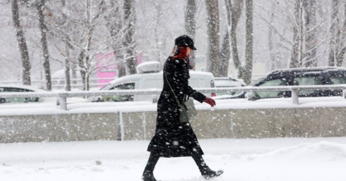 Meteorologii anticipează temperaturi scăzute, precipitații sub formă de ninsoare și 9 centimetri de zăpadă în București. Vremea pentru zilele următoare