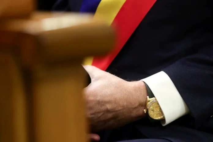 Primar cu un ceas de 30.000 de euro, surprins la întâlnirea cu premierul Bolojan în timpul grevei: „Nu îmi explic cum am rămas cu ceasul acesta”