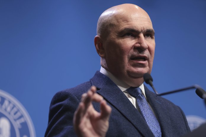 Reacția prim-ministrului Bolojan după ce un cunoscut profesor universitar a făcut praf diploma de doctor în direct la televizor: „Nu ne lipsește diploma”