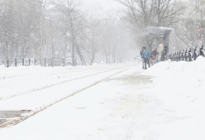 Unde va ninge puternic în următoarele ore. Alertă de la ANM / Condiții de trafic pe arterele din România. Situația în Gara de Nord