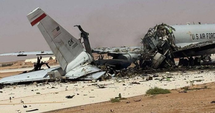 Aspectul unui avion de tip radar american, complet distrus de iranieni într-o instalație militară din Arabia Saudită.