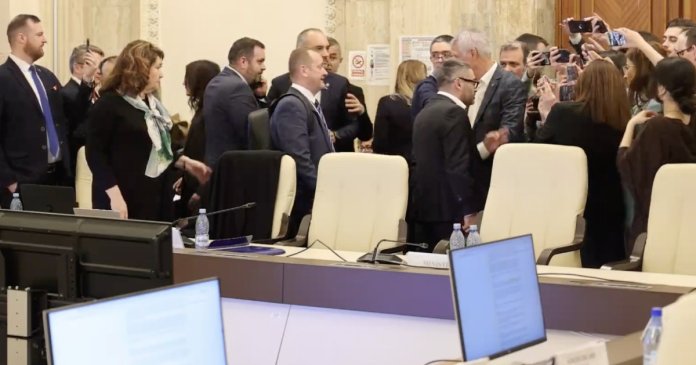 „Criza democrației!”. Confuzie la votul asistențelor pentru pensionari: propunerea a fost refuzată, chiar dacă inițial...