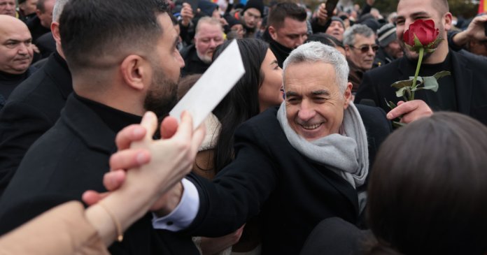 „Dumnezeu ne sprijină pe toți”. Călin Georgescu nu a încasat salariu de la Universitatea din Pitești din...