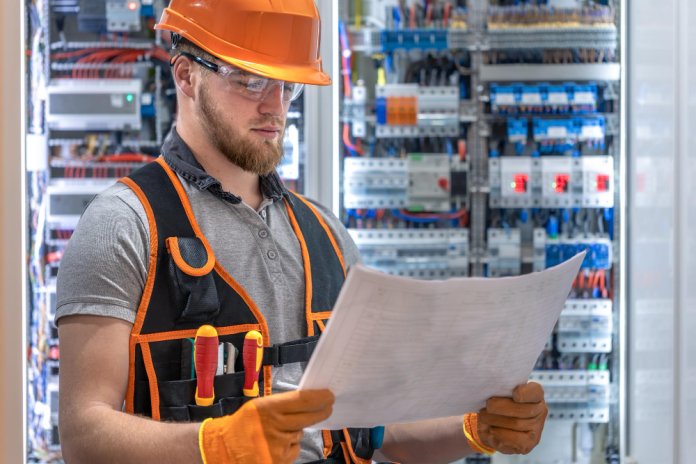 Ce este un electrician autorizat ANRE și ce poate face legal?