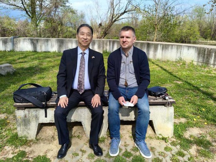 Takashi Katae, ambasadorul Japoniei, îndeamnă vizitatorii să exploreze România: Mititeii și ciorba de văcuță, o specialitate.