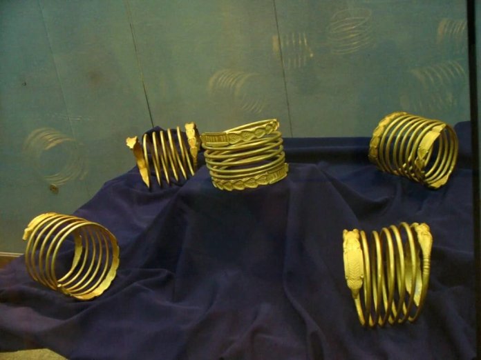 Tezaurul daco-roman de 2 milioane de euro, sustras din Munții Orăștiei și comercializat pe piața ilegală, asociat cu „cartelul sârbs”