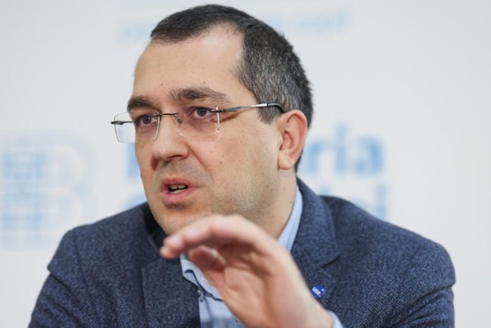 Vlad Voiculescu răspunde după ce România a suferit o înfrângere în procesul cu Pfizer referitor la vaccinuri și va plăti 600 de milioane de euro, acuzând două indivizi.