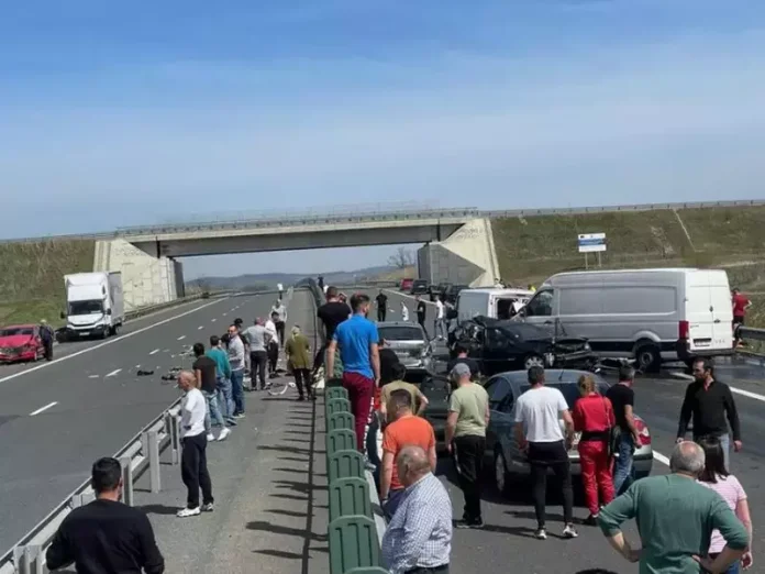 Dommages moraux de 1.000.000 d'euros pour l'accident ayant entraîné trois décès sur l'A1. Le conducteur responsable était assuré chez City Insurance. Dommages moraux de 1.000.000 d'euros pour l'accident ayant entraîné trois décès sur l'A1. Le conducteur responsable était assuré chez City Insurance.