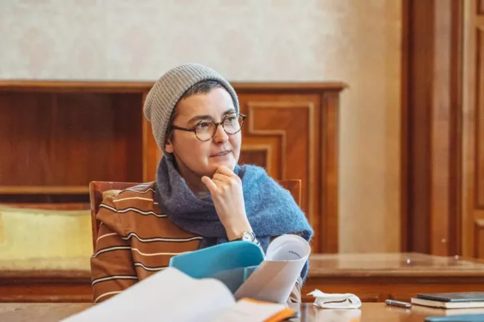 Femei pe scena Teatrului Excelsior: patru personaje principale în bătălia pentru libertate într-un univers condus de bărbați