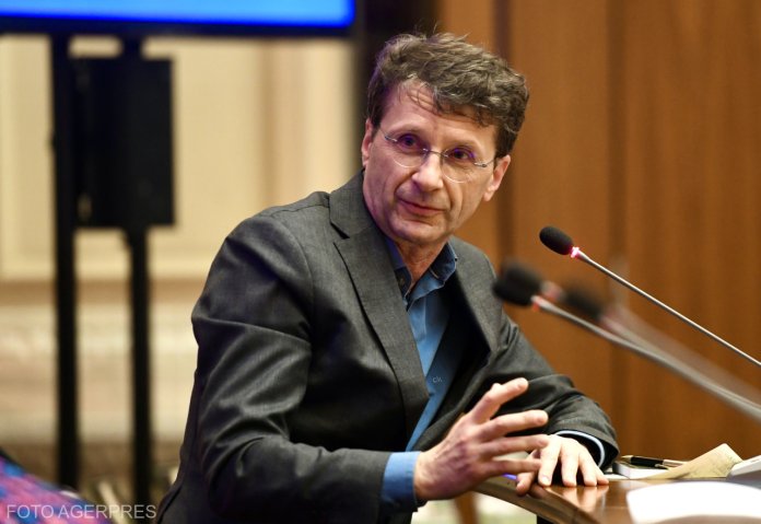 Leul își continuă deprecierea în contextul crizei politice. Euro atinge o nouă valoare record pe piața interbancară.