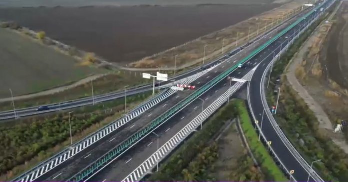 „Livrarea de asfalt pe Autostrada Moldovei A7: Secretarul de stat din MT declară că zilnic se rotește peste 10.000 de tone...”