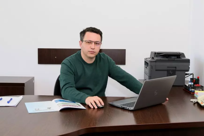 Producția de țiței a României se diminuează în contextul crizei energetice, în timp ce importurile se amplifică: așii din mânecă sunt risipiți.