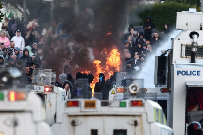 MAE anunță mutarea temporară a tuturor românilor impactați de manifestațiile din Belfast.