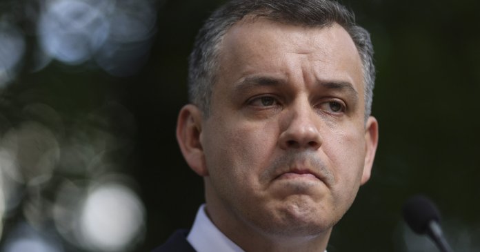 Prima „abandonare” din Executivul propus de Tomac, înainte de vot: Adrian Papahagi se retrage de la...