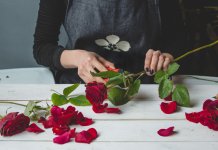 Cum previi căderea petalelor la un buchet de trandafiri cu sclipici? Cum previi căderea petalelor la un buchet de trandafiri cu sclipici