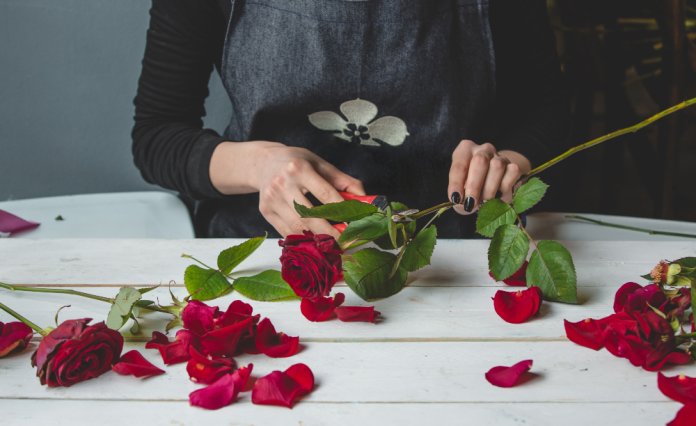 Cum previi căderea petalelor la un buchet de trandafiri cu sclipici Cum previi căderea petalelor la un buchet de trandafiri cu sclipici