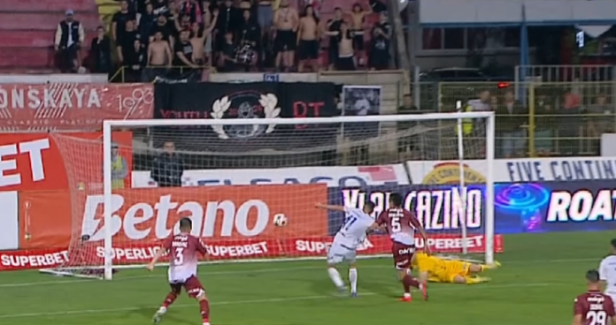Haos complet la FC Botoșani - Rapid! Două decizii VAR, două expulzări și un penalty acordat după opt minute