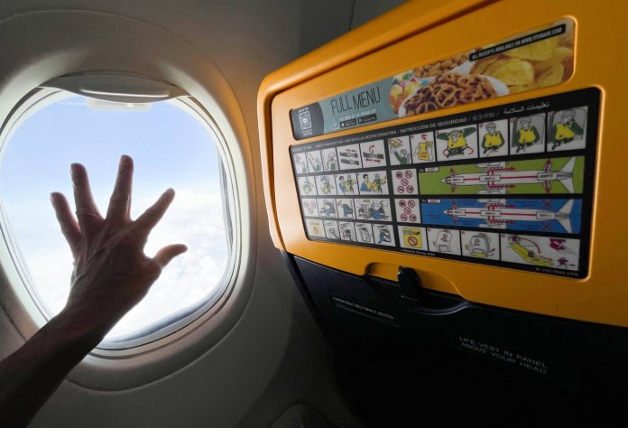 Incident înfricoșător pe un zbor Ryanair: explozie la motor și fereastra spartă. Un bărbat a fost reținut de doi pasageri pentru a nu fi aspirat afară: „Capul și umerii îi ieșeau prin hublou”