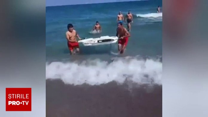 Doi turiști, prinsi în flagrant în timp ce scoateau un segment de dronă din apă la Năvodari. Autoritățile: „Nu interveniți pe cont propriu”