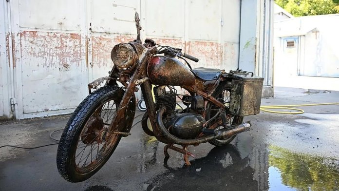 Motocicleta din Al Doilea Război Mondial descoperită în Dunărea epuizată este aproape „nefolosită”. Sub...