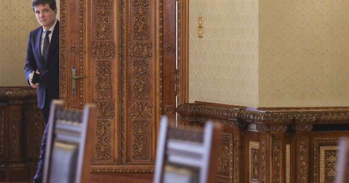 Nicuşor Dan se va întâlni astăzi cu conducătorii vechii coaliţii pentru a discuta despre încheierea PNRR, având mai puţin de două săptămâni...