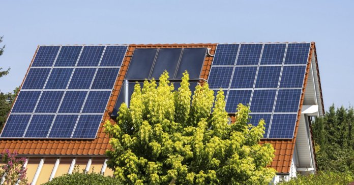 Prosumatorii îi adresează un mesaj lui Bolojan în cadrul crizei energetice: „Dacă vrei să-mi supraveghezi bateria...